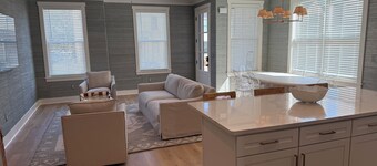 Beautiful New 3 Bedroom 3.5 Bath Condo: < 2 Miles from The Grove and Square!