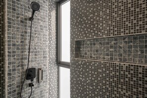 Douche, articles de toilette gratuits, sèche-cheveux