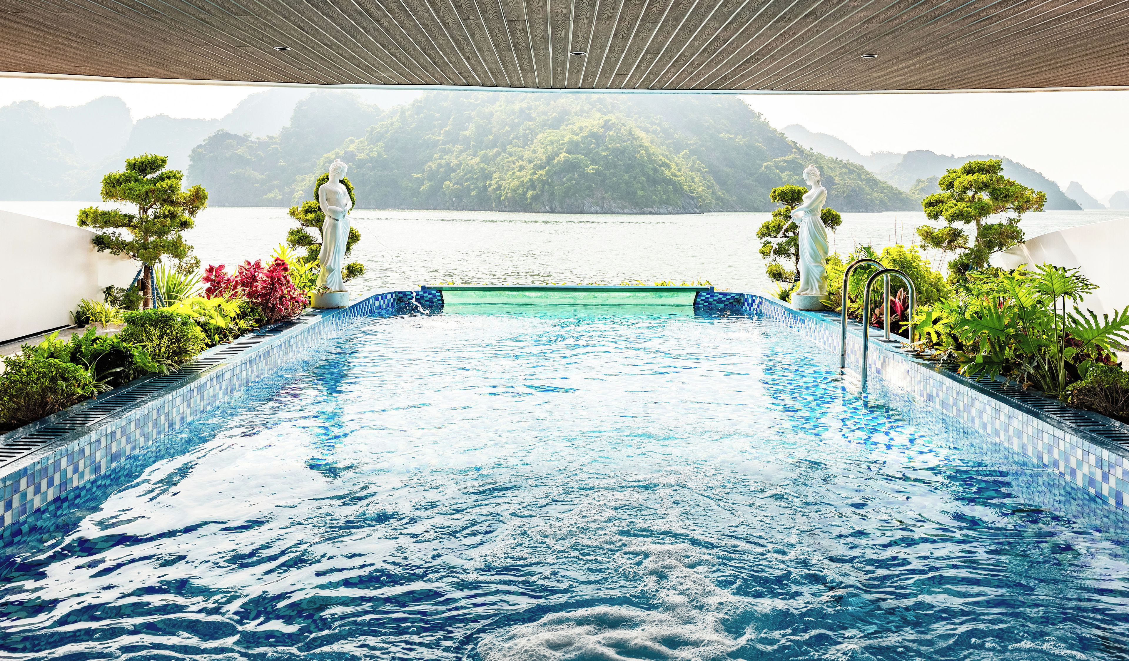 Piscine extérieure, parasols, chaises longues