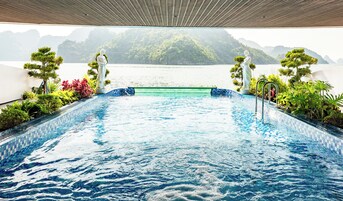 Utomhuspool, parasoller och solstolar