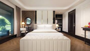 Honeymoon Suite with Terrace | Premium bedding, minibar, in-room safe, desk