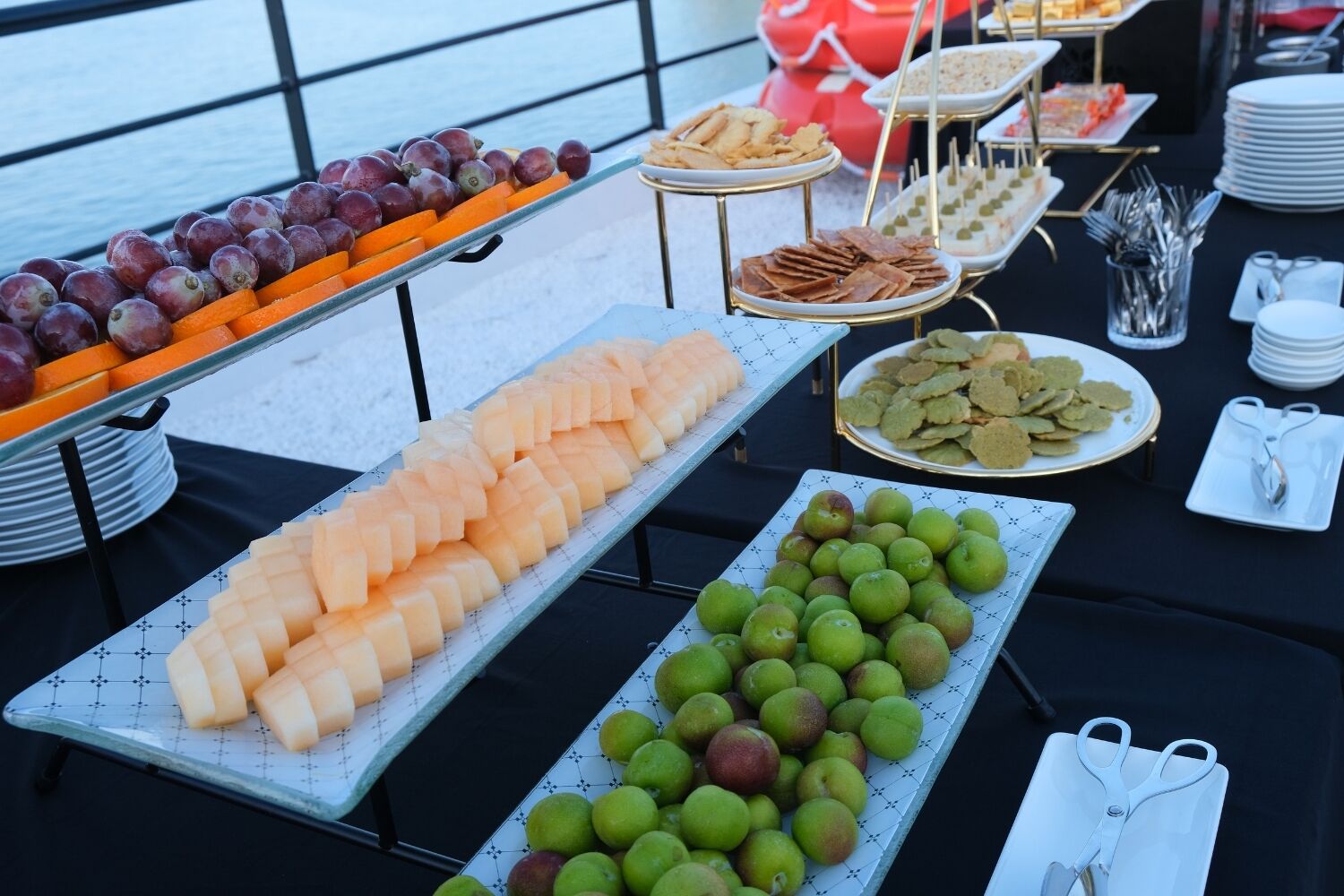 Een buffet met diverse soorten fruit en hapjes.