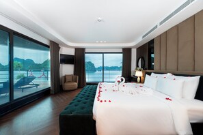 Minibar, in-room safe, desk, blackout drapes - Celina of The Sea Cruise (Ha Long)