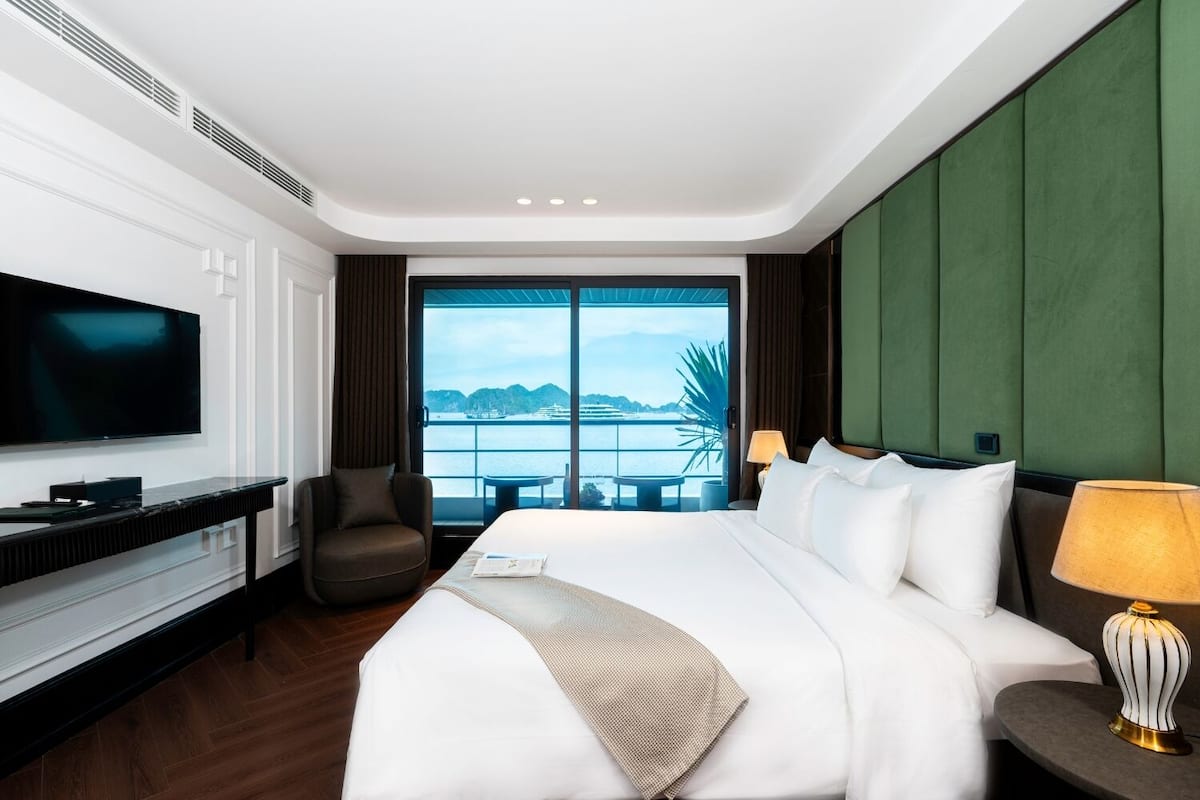 Suite de lujo, balcón, vistas al mar | Ropa de cama de alta calidad, minibar, caja fuerte y escritorio