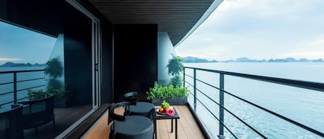 Minibar, caja de seguridad en la habitación y escritorio