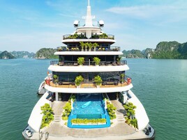 Un yate de varios niveles con piscina, zona de estar exterior y helipuerto.