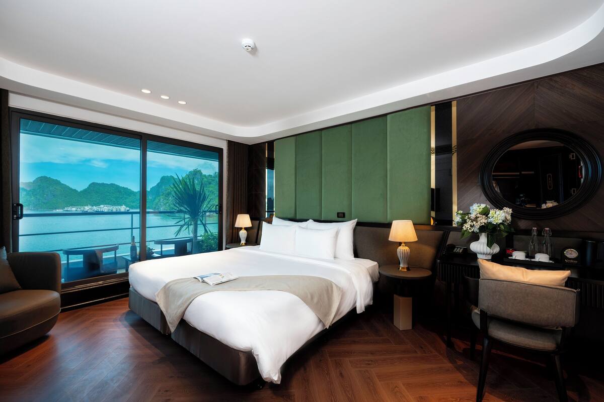 Suite ejecutiva, vistas al mar | Ropa de cama de alta calidad, minibar, caja fuerte y escritorio