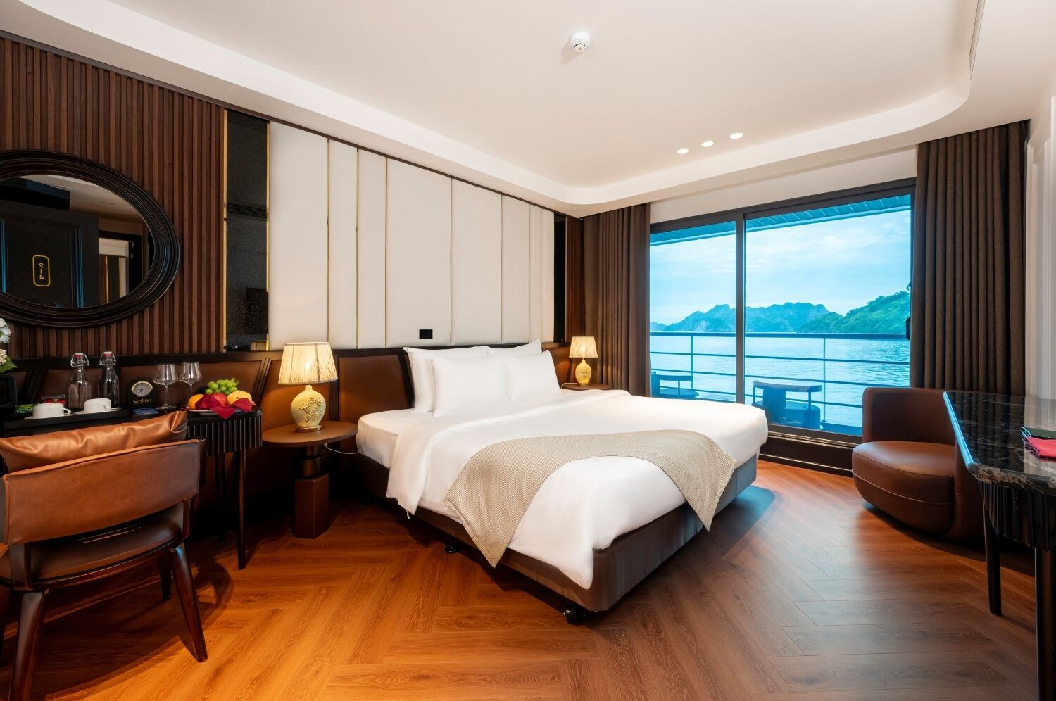 Suite sénior, balcón, vistas al mar | Ropa de cama de alta calidad, minibar, caja fuerte y escritorio