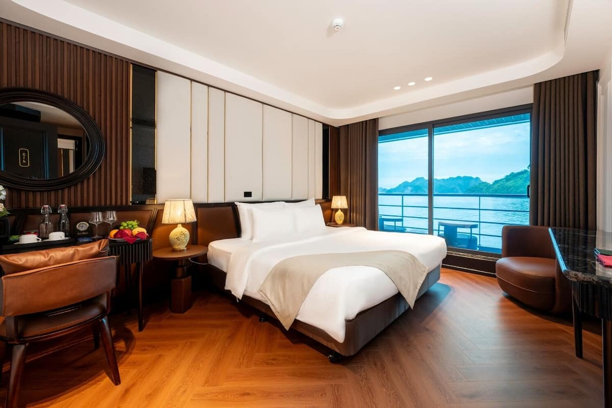 Suite sénior, balcón, vistas al mar | Ropa de cama de alta calidad, minibar, caja fuerte y escritorio