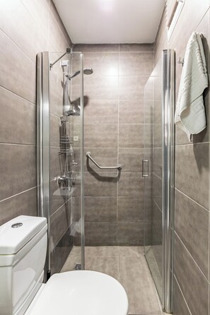 Een douche, een haardroger, handdoeken, zeep