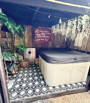 Spa - Black Bear Hideaway (Pickens)