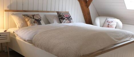 4 habitaciones, tabla de planchar con plancha y cuna de viaje