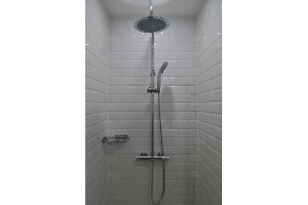 Een douche, handdoeken, toiletpapier