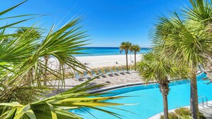 Ein Poolbereich mit freiem Blick auf Strand und Meer.