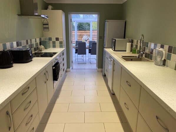 Microwave, oven, stovetop, dishwasher - Beautiful and Spacious Countryside Cottage (Ticehurst)