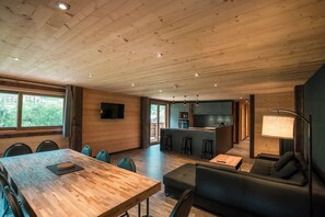 Comfort-huoneisto, parveke, vuoristonäköala | Ylelliset vuodevaatteet, pillowtop-patjalliset sängyt