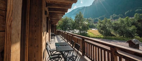 Comfort-Apartment, Balkon, Bergblick | Terrasse/Patio