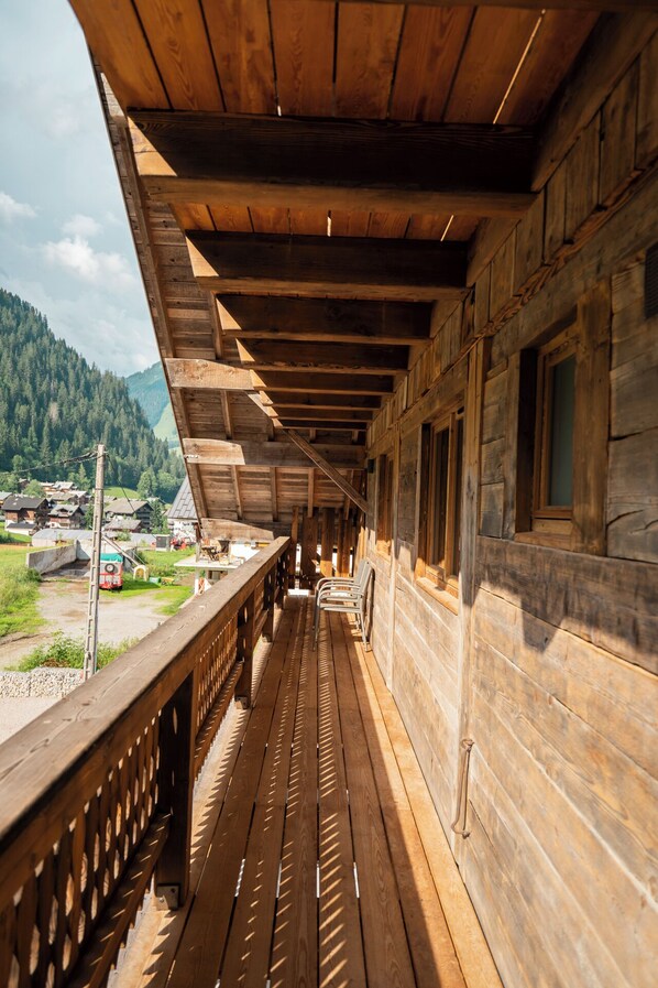 Comfort-Apartment, Balkon, Bergblick | Terrasse/Patio