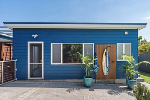 Exterior - Blue Cottage – Coastal Family Retreat, Walk to Beach, Relaxed & Spacious (Ulladulla)