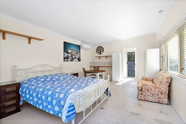 5 bedrooms, iron/ironing board, free WiFi, bed sheets