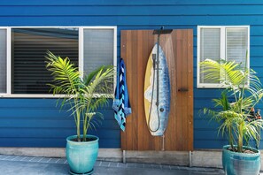 Property grounds - Blue Cottage – Coastal Family Retreat, Walk to Beach, Relaxed & Spacious (Ulladulla)