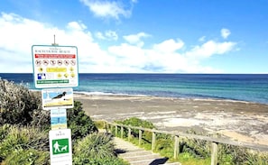 Beach nearby - Blue Cottage – Coastal Family Retreat, Walk to Beach, Relaxed & Spacious (Ulladulla)