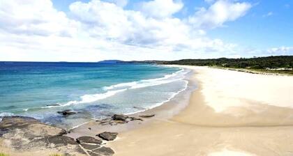 Blue Cottage – Coastal Family Retreat, Walk to Beach, Relaxed & Spacious