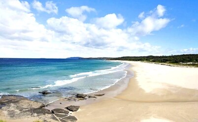 Blue Cottage – Coastal Family Retreat, Walk to Beach, Relaxed & Spacious