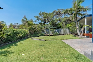 Property grounds - Blue Cottage – Coastal Family Retreat, Walk to Beach, Relaxed & Spacious (Ulladulla)