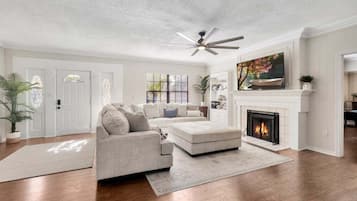 電視、壁爐、電子遊戲、足球機