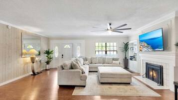 Tv, eldstad, tv-spel och bordsfotboll