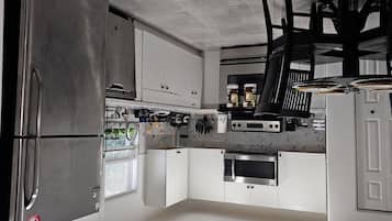 Refrigerador, microondas, horno, placa de cocina