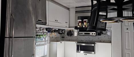 Réfrigérateur, micro-ondes, four, plaque de cuisson