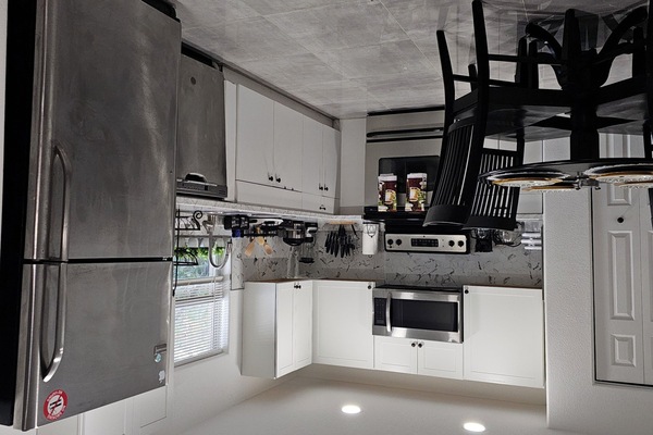 Kjøleskap, mikrobølgeovn, ovn og kokeplater