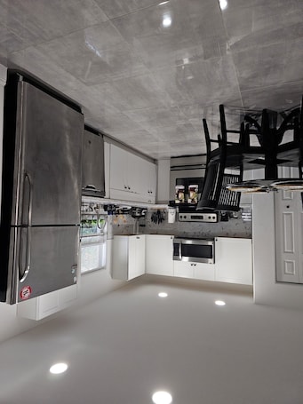 Fridge, microwave, oven, stovetop. Quiet and safe neighborhood come to this great place with lots of room for relax