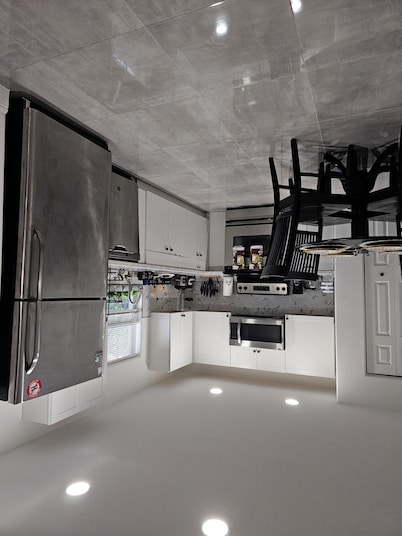 Quiet and safe neighborhood come to this great place with lots of room for relax