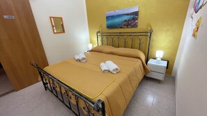 2 chambres, coffre-fort, fer et planche à repasser