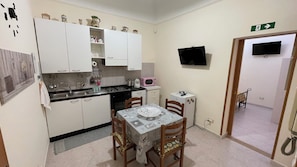 Kühlschrank, Mikrowelle, Herdplatte, Wasserkocher mit Kaffee-/Teezubehör