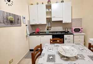Kühlschrank, Mikrowelle, Herdplatte, Wasserkocher