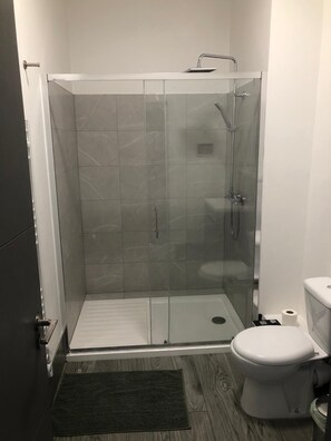 Comfort Double Room, Non Smoking, Private Bathroom | Bathroom | Shower, towels, shampoo, toilet paper - Green Lodge (Liverpool)