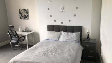 Doppia Comfort, non fumatori, bagno privato | Una scrivania, postazione laptop, tende oscuranti, ferro/asse da stiro