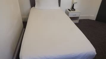 Enkeltrom – basic, ikke-røyk, kjøleskap | Skrivebord, skrivebord for bærbar PC og blendingsgardiner