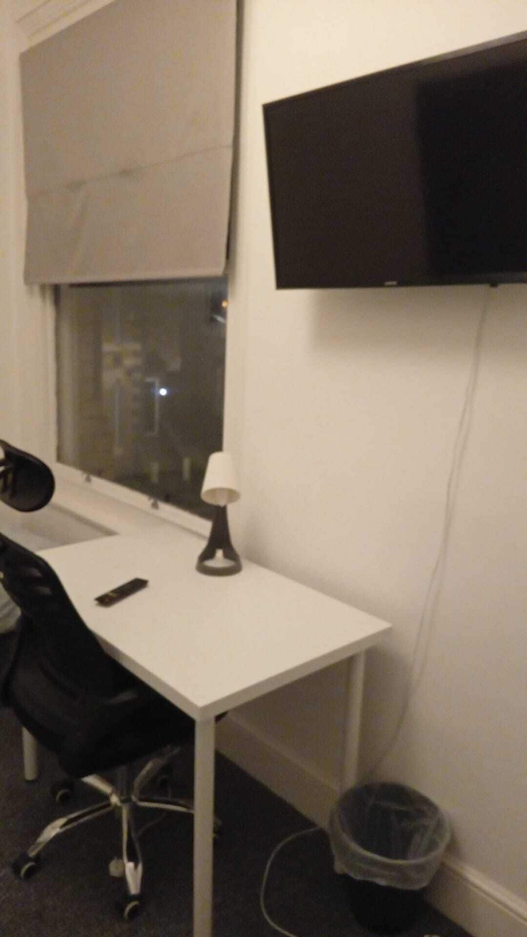 Singola Comfort, non fumatori, bagno privato | Una scrivania, postazione laptop, tende oscuranti, ferro/asse da stiro