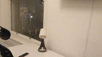 Singola Comfort, non fumatori, bagno privato | Una scrivania, postazione laptop, tende oscuranti, ferro/asse da stiro