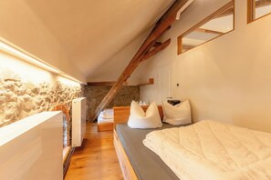 Apartment | 2 bedrooms, iron/ironing board, bed sheets