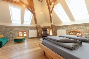 Apartment | 2 bedrooms, iron/ironing board, bed sheets