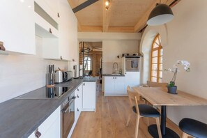 Apartemen | Dapur pribadi | Kursi makan untuk bayi dan perlengkapan kebersihan