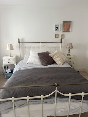 2 bedrooms, iron/ironing board, WiFi, bed sheets - Charming 2-bedroom, 2 bath Old Town cottage. Steps from the beach & restaurants. (Hastings)