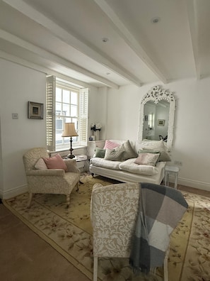 Living area - Charming 2-bedroom, 2 bath Old Town cottage. Steps from the beach & restaurants. (Hastings)