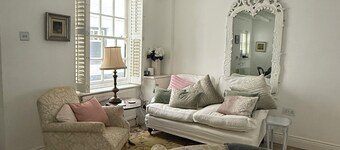 Charming 2-bedroom, 2 bath Old Town cottage. Steps from the beach & restaurants.